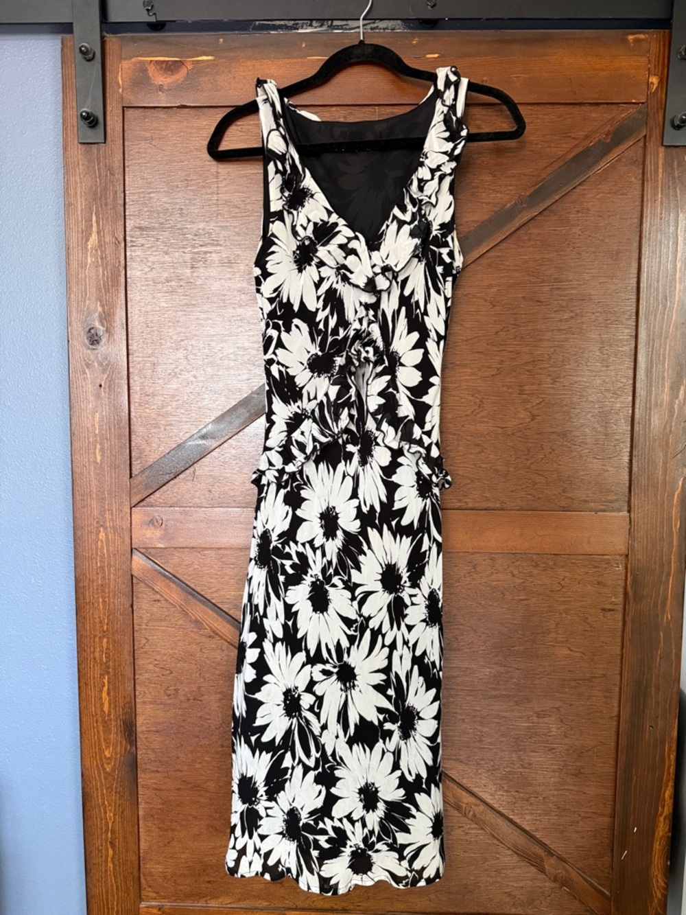 Black & White Floral V-Neck Midi Dress by
